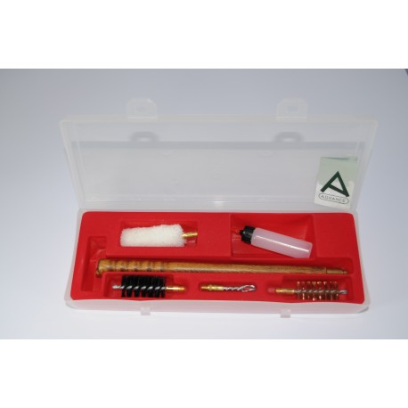 Shotgun cleaning kit with three-piece cleaning rod of varnished wood.